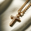 Lant cu pandantiv cruce cu diamante de 0.30ct